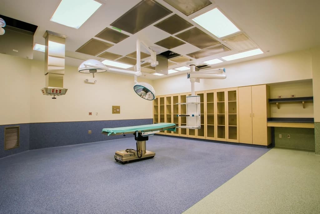 Türkischer Haartransplantationschirurg und sein Team führen in einer modernen Klinik einen Eingriff durch